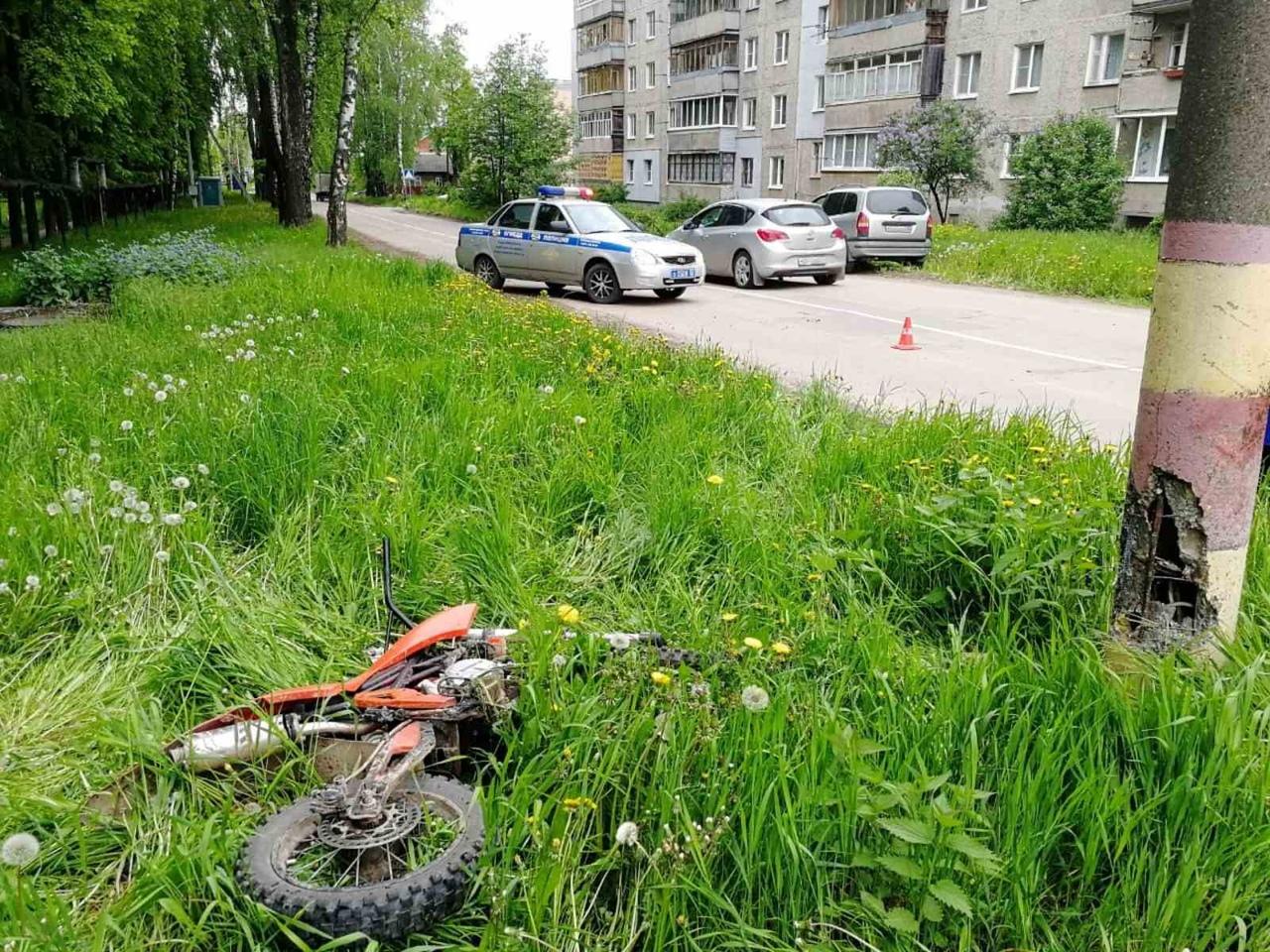 Подросток погиб, врезавшись в столб при катании на мотоцикле