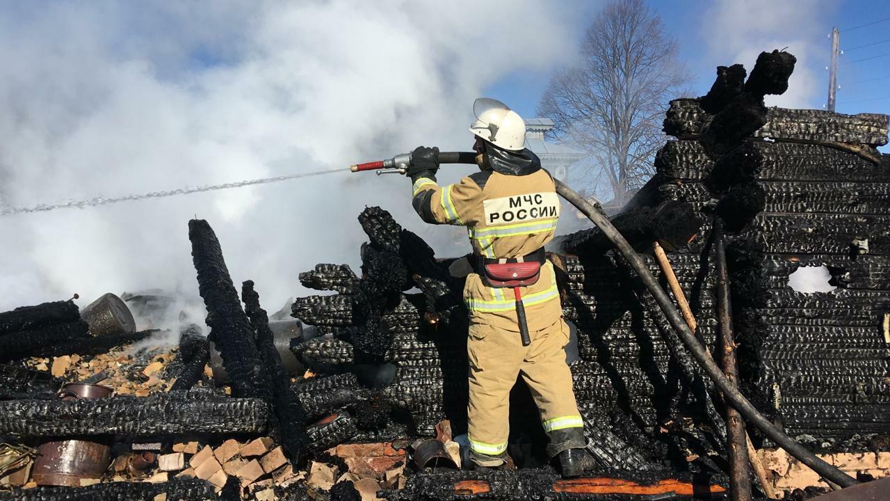 Двое детей погибли в сгоревшем частном доме в Воскресенском районе