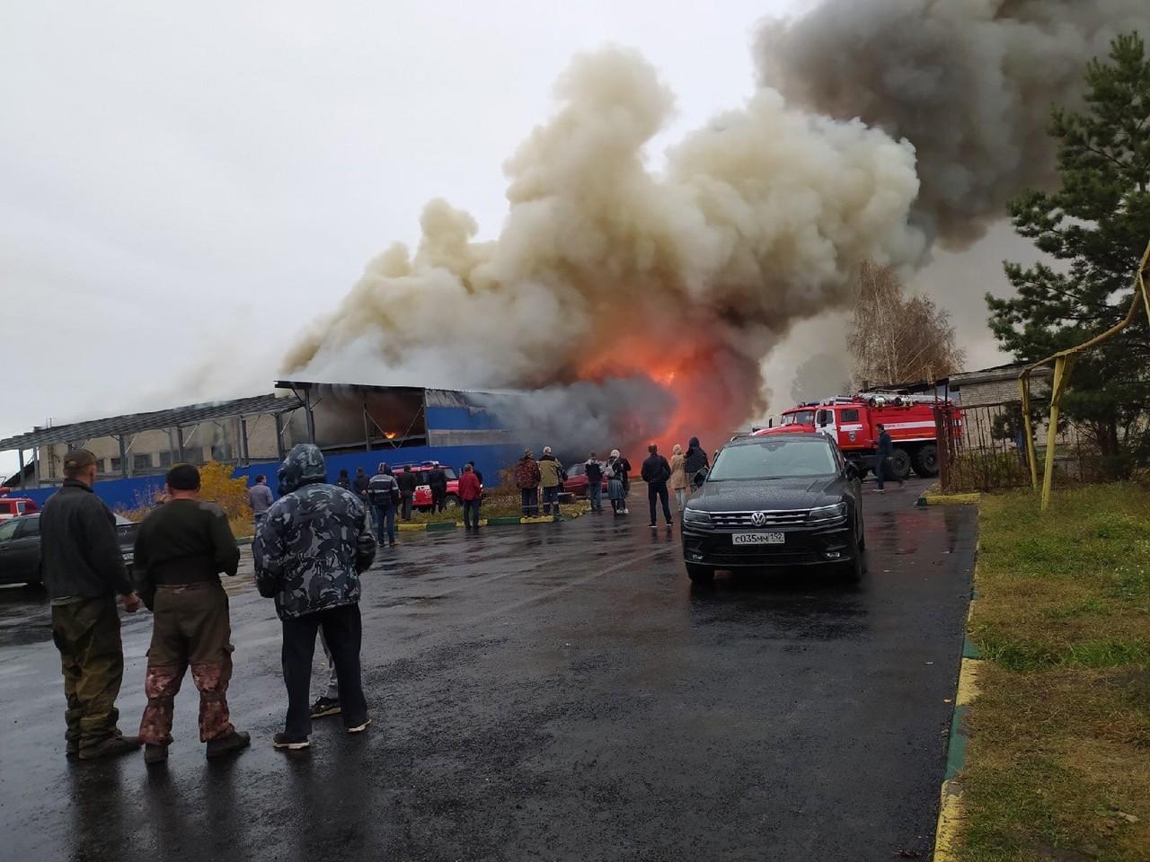 Огромный пожар бушует в Сормовском районе