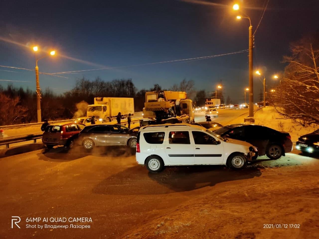 Сразу 9 автомобилей столкнулись на Комсомольском шоссе в Нижнем Новгороде