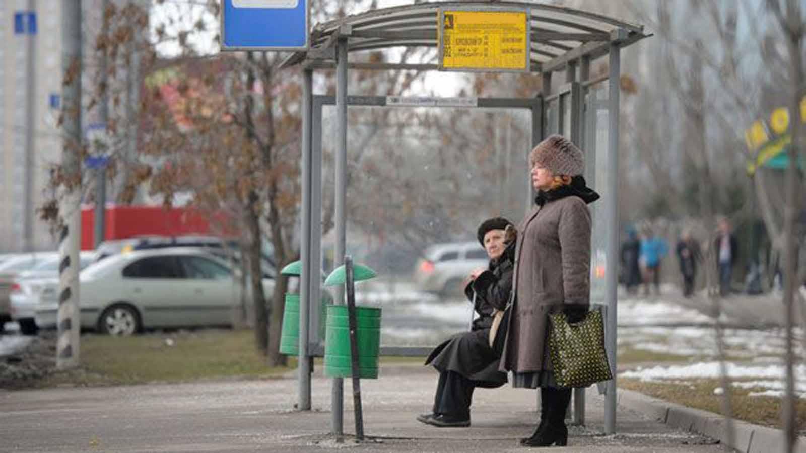 Остановка угрожать. Люди на остановке. Ждать на остановке. Автобусная остановка с людьми. Остановка женщина.