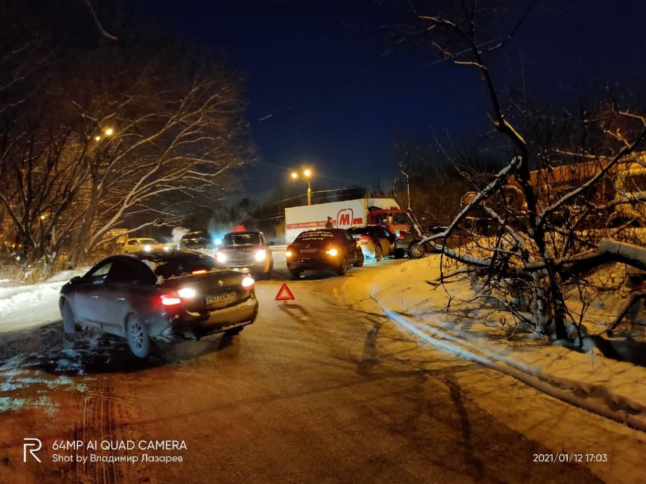 Сразу 9 автомобилей столкнулись на Комсомольском шоссе в Нижнем Новгороде