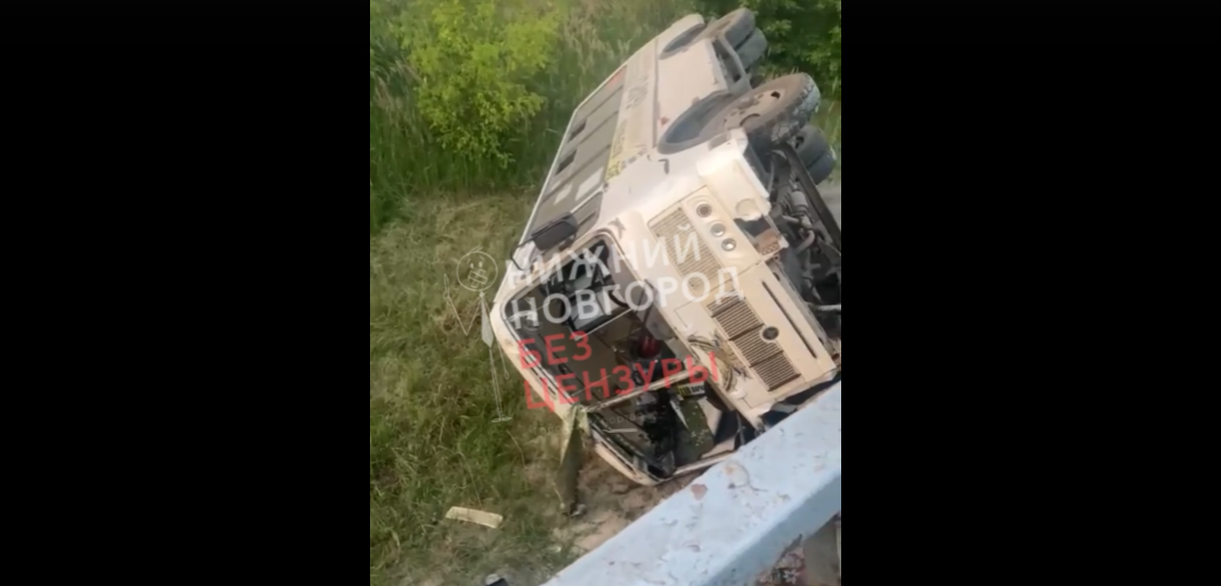 Автобус упал с моста в Краснобаковском районе