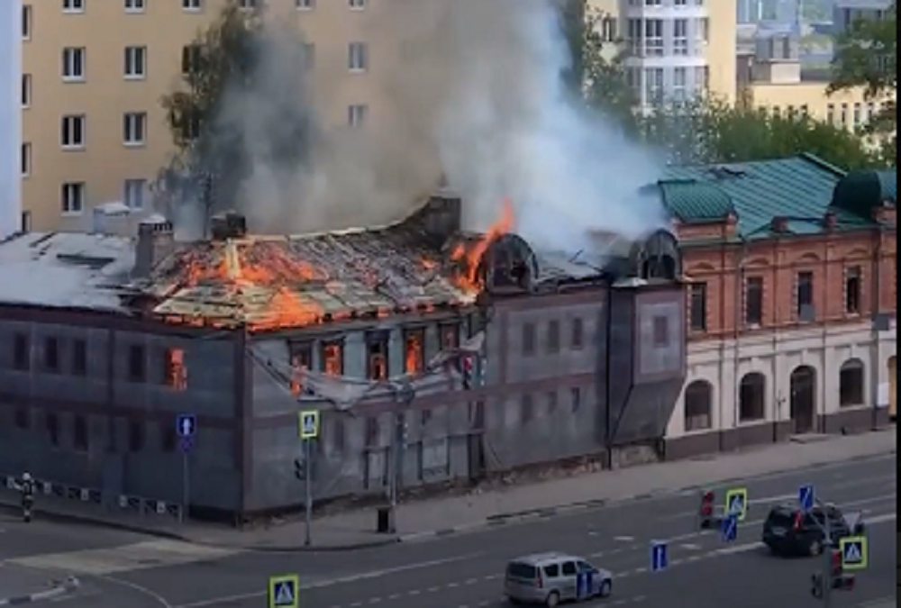 В Нижнем Новгороде горит «Дом Чардымова» на Большой...