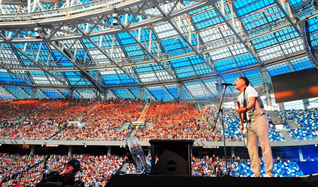Почему не показали концерт. Ленинград Лужники 2023. Концерт на стадионе. Поет стадион. Огромный стадион концерт.