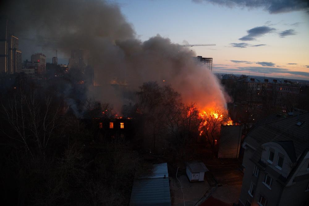 Пожар на улице Шевченко Нижний Новгород. Пожары 2010 Нижний Новгород. Пожар ул Шевченко Рязань. Горит дом в центре Нижнего Новгорода.