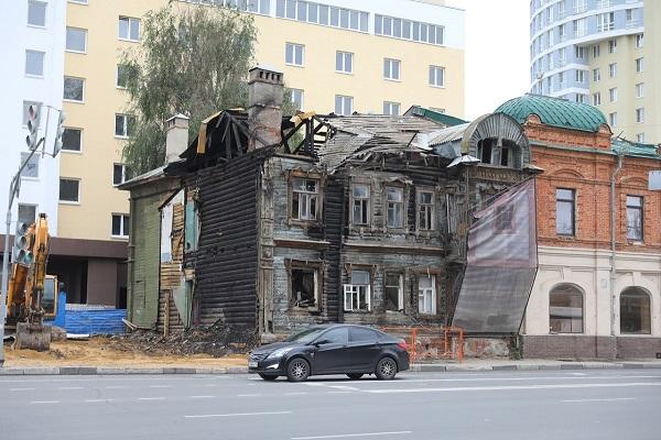 Дом Самгина разобрали на площади Сенной в Нижнем Новгороде...