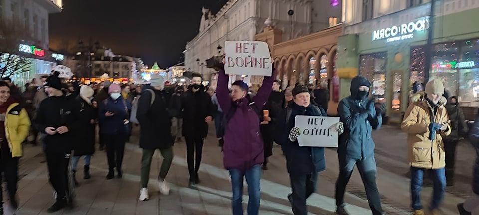 Видео дня: антивоенное шествие в Нижнем Новгороде