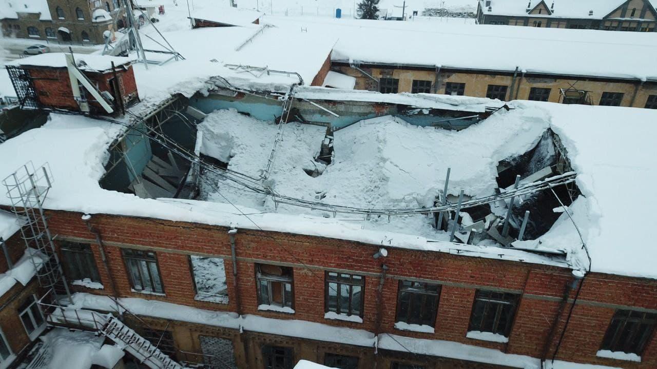 Крыша бывшей фабрики обрушилась в центре Нижнего